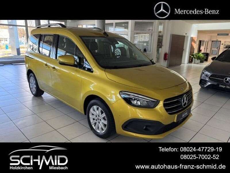 Gelb Gebraucht 2023 Mercedes 180 Progressive Limousine | 32.333 € (Etwas zu teuer) - Bild 1/4