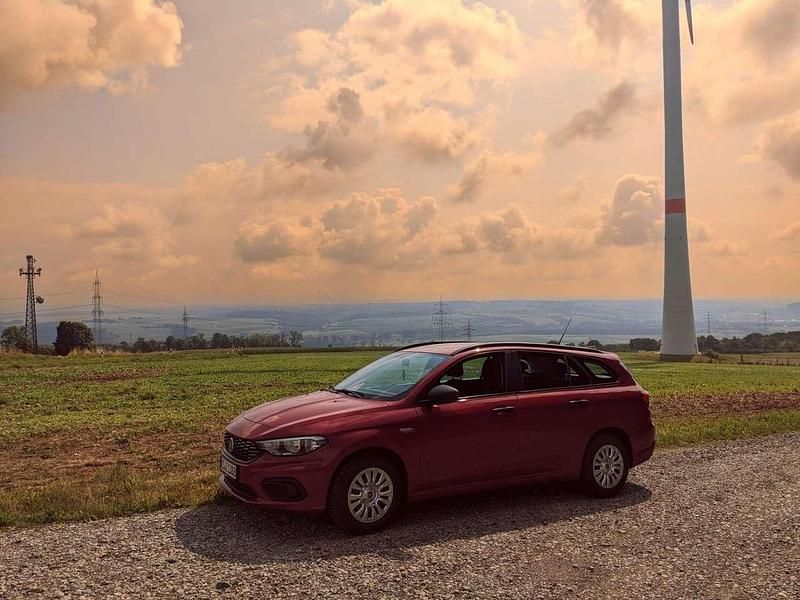 Rot Gebraucht 2017 Fiat Tipo Pop Kombi | 9.700 € (Fairer Preis) - Bild 1/2