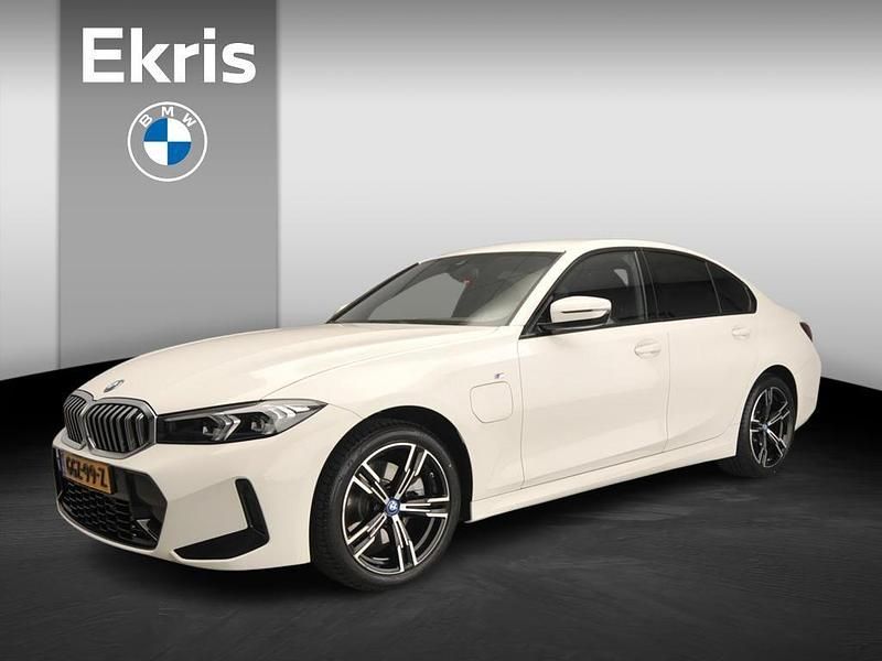 Weiß Gebraucht 2024 BMW 320e M Sport Limousine | 37.900 € (Etwas zu teuer) - Bild 1/4