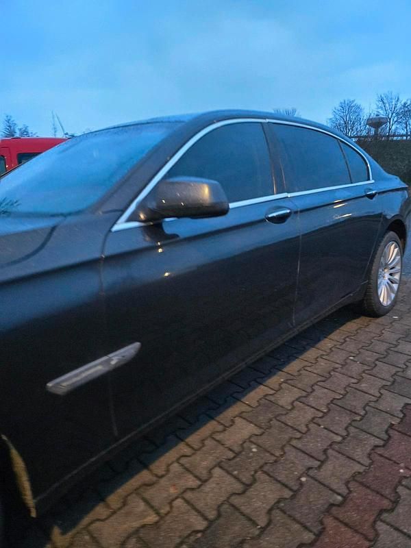 Gebraucht BMW 750 410 PS (301 kW) 2010 Schwarz Limousine