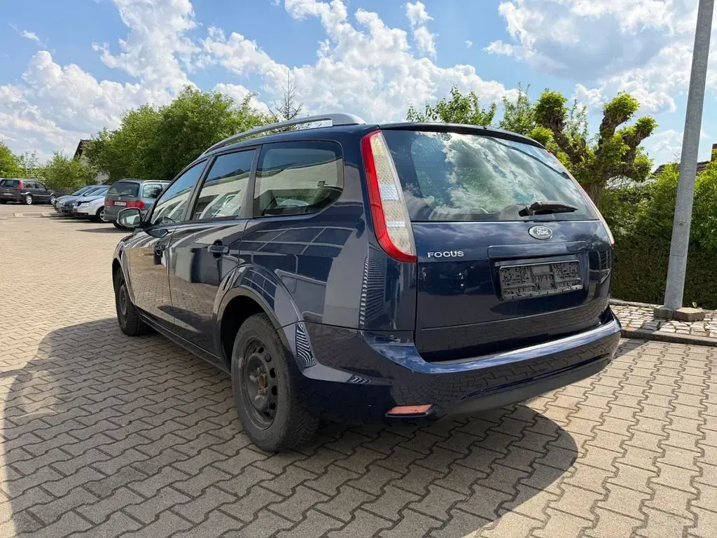 Usado Ford Focus 101 CV (74 kW) 2010 Azul Berlina