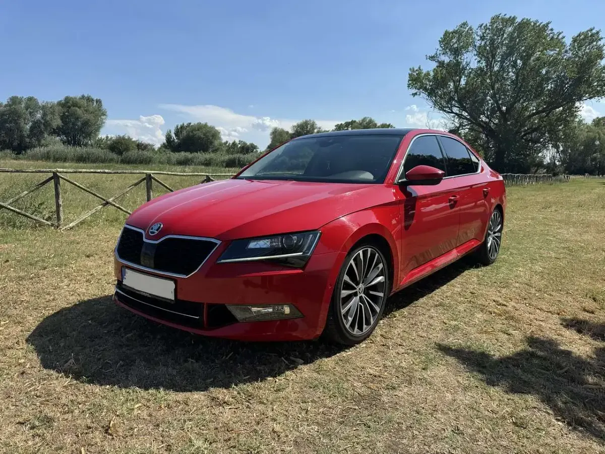 Gebraucht Skoda Superb LAURIN & KLEMENT 280 PS (205 kW) 2016 Rot Limousine