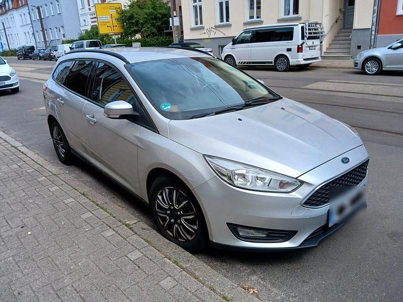 Silber Gebraucht 2016 Ford Focus Titanium Kombi | 7.549 € (Guter Preis) - Bild 1/4