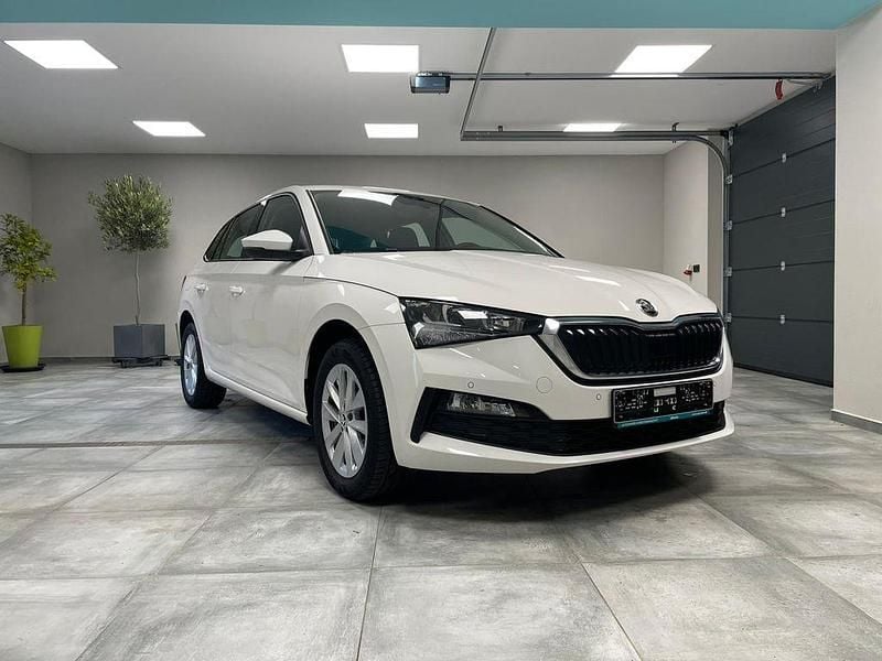 Weiß Gebraucht 2023 Skoda Scala Ambition Kleinwagen | 16.500 € (Guter Preis) - Bild 1/4