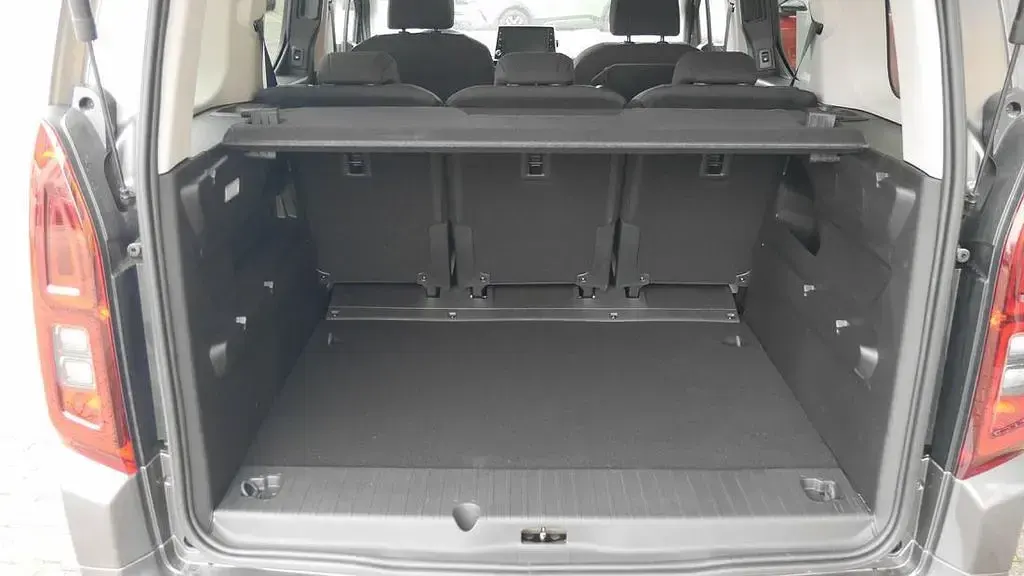 Używany Opel Combo-e Life Ultimate 100 kW (136 KM) 2025 Szary Sedan/Limuzyna