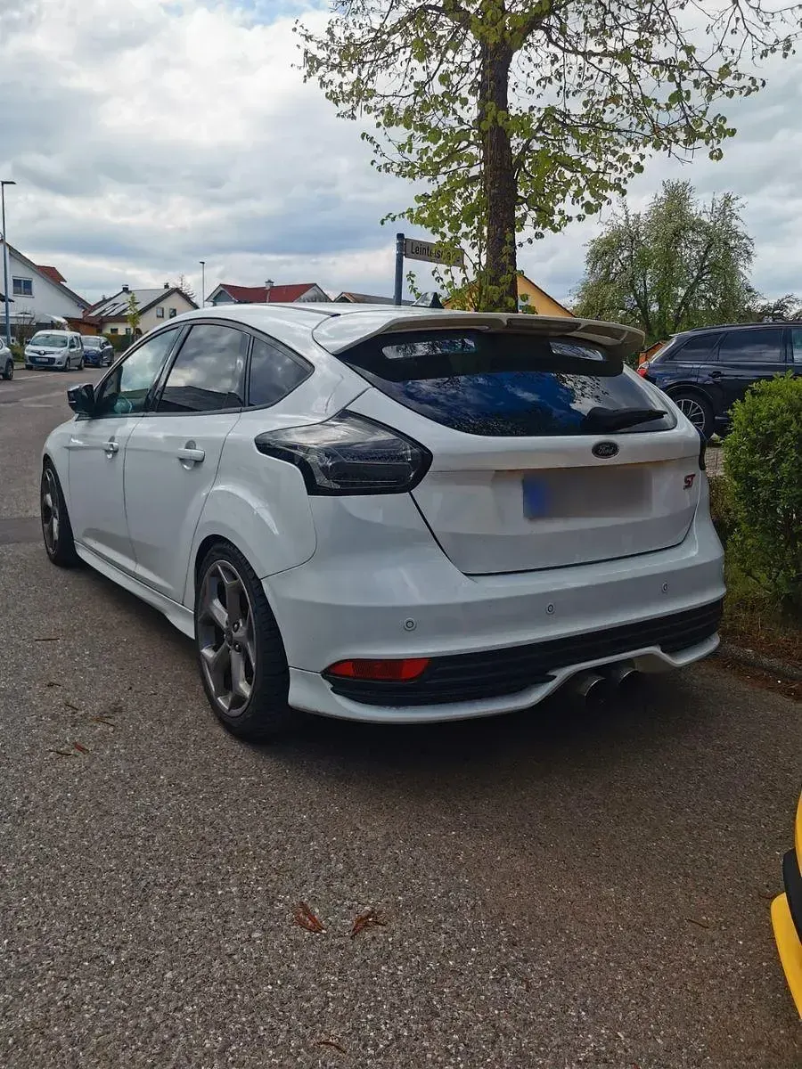 Gebraucht Ford Focus ST 250 PS (183 kW) 2016 Weiß Limousine