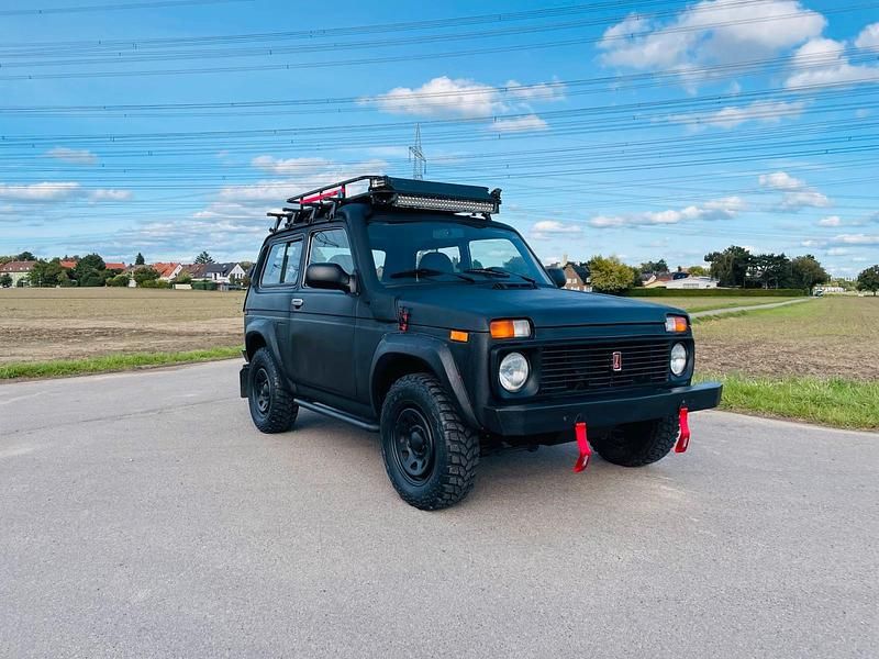 Schwarz Gebraucht 2011 Lada niva SUV | 7.499 € (Fairer Preis) - Bild 1/4