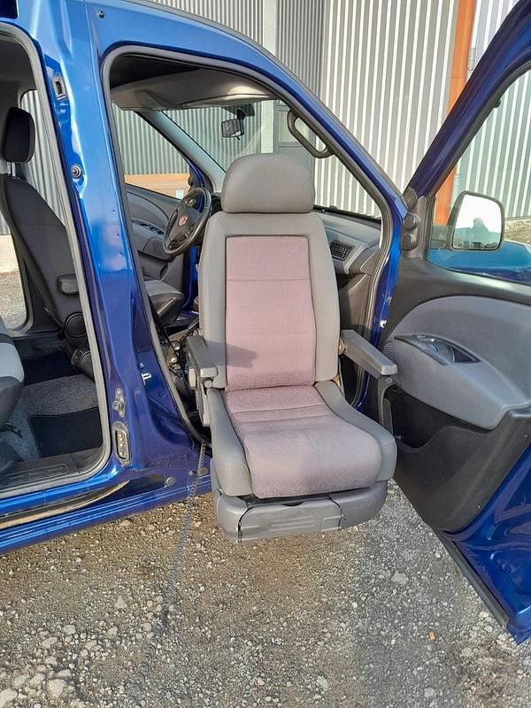 Blau Gebraucht 2012 Fiat Doblò Van / Kleinbus | 7.990 € (Teuer) - Bild 1/4