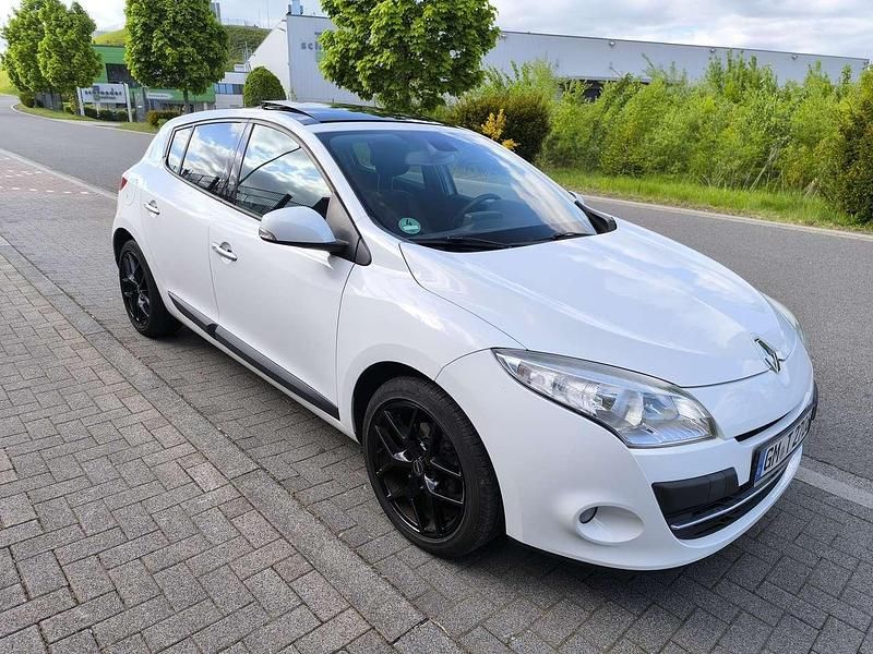 Weiß Gebraucht 2011 Renault Mégane III Night&Day Limousine | 3.300 € (Guter Preis) - Bild 1/4