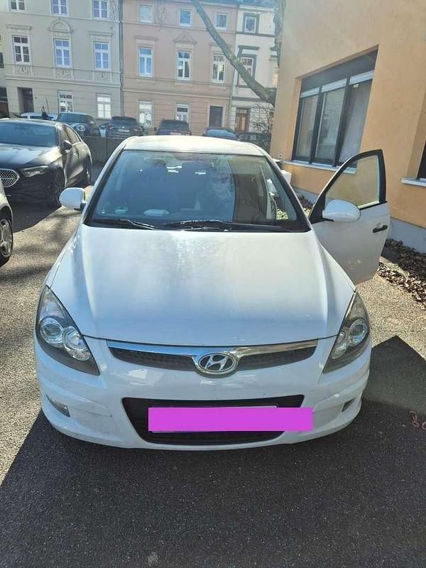 Gebraucht Hyundai i30 105 PS (77 kW) 2010 Weiß Limousine
