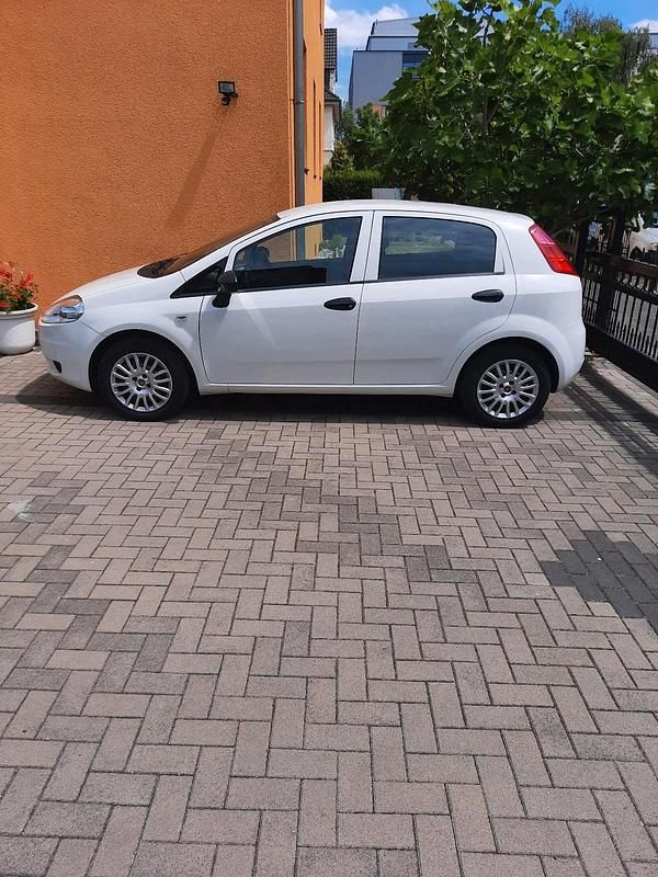 Weiß Gebraucht 2013 Fiat Grande Punto Kleinwagen | 3.100 € (Fairer Preis) - Bild 1/4
