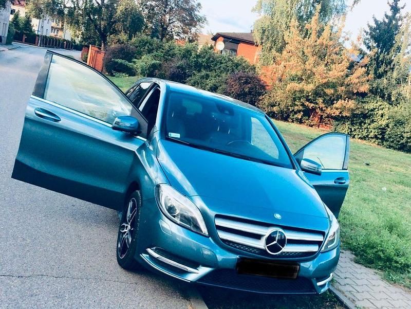 Blau Gebraucht 2014 Mercedes B200 Style Van / Kleinbus | 15.499 € (Fairer Preis) - Bild 1/4