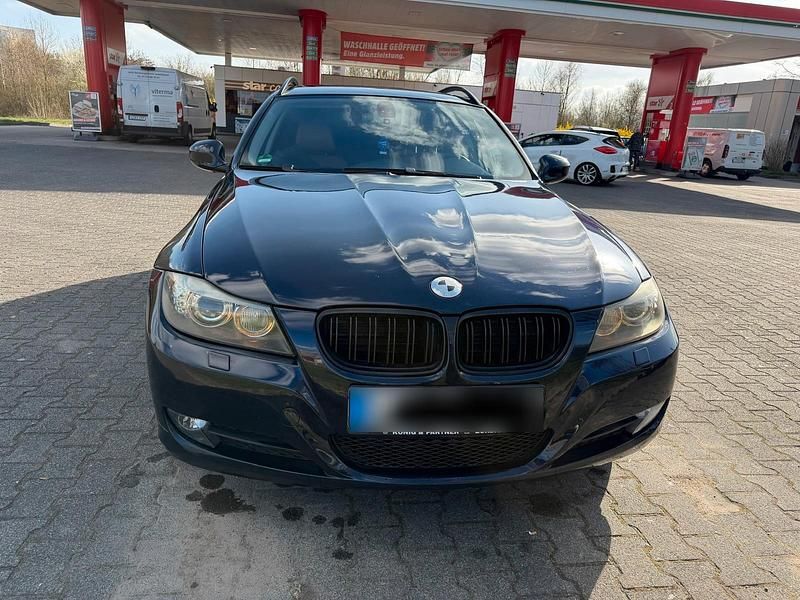 Gebraucht BMW 320 177 PS (130 kW) 2009 Blau Kombi