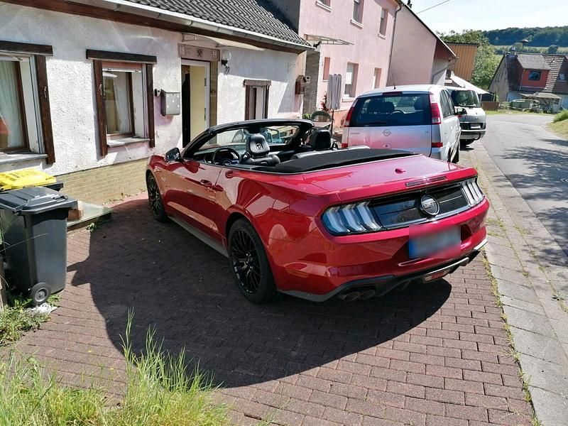 Rot Gebraucht 2019 Ford Mustang Cabrio | 44.000 € (Etwas zu teuer) - Bild 1/4