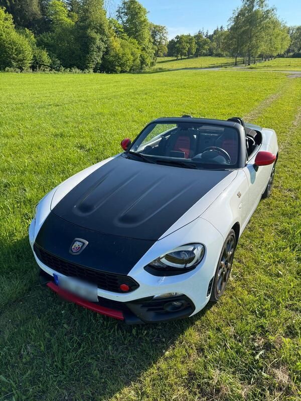 Weiß Gebraucht 2018 Fiat 124 Spider Abarth Cabrio | 29.500 € - Bild 1/4