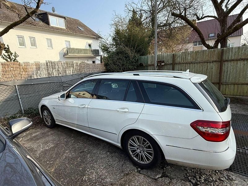 Gebraucht Mercedes E200 184 PS (135 kW) 2011 Weiß Kombi