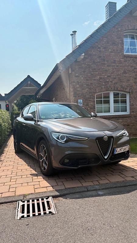 Grau Gebraucht 2018 Alfa Romeo Stelvio SUV | 29.295 € (Etwas zu teuer) - Bild 1/4