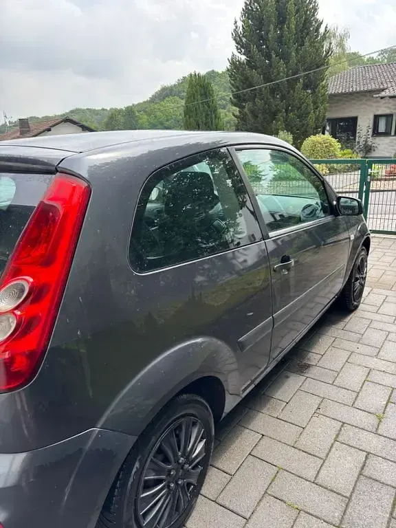 Gebraucht Ford Fiesta 90 PS (66 kW) 2007 Blau Kleinwagen