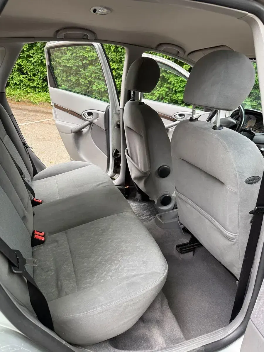 Gebraucht Ford Focus Ghia 116 PS (85 kW) 1999 Grau Limousine
