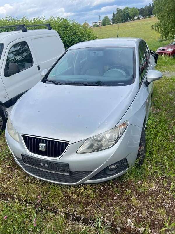 Silber Gebraucht 2012 Seat Ibiza Style Limousine | 2.699 € (Superpreis) - Bild 1/4