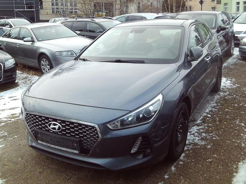 Grau Gebraucht 2018 Hyundai i30 Limousine | 7.700 € (Guter Preis) - Bild 1/4