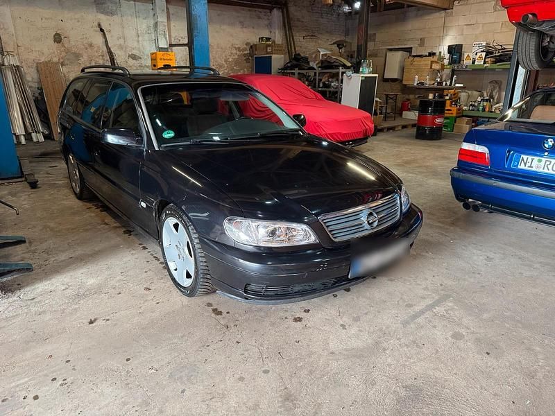 Schwarz Gebraucht 2003 Opel Omega Kombi | 1.100 € (Fairer Preis) - Bild 1/4