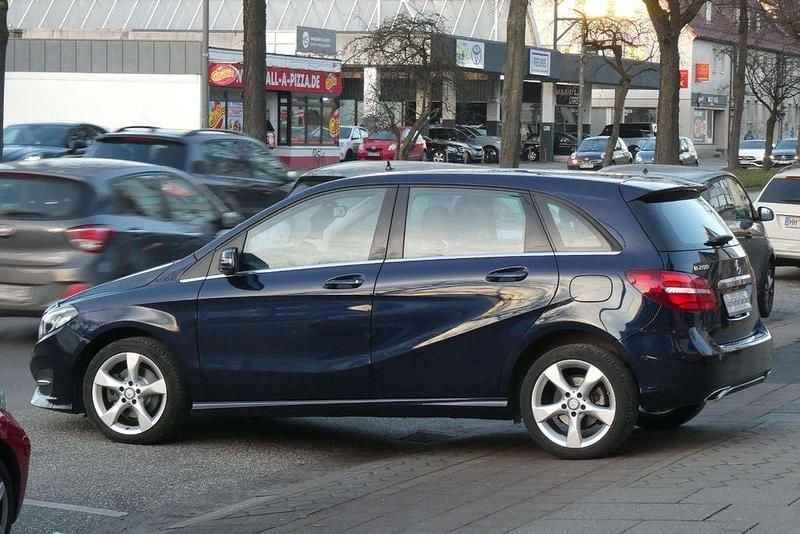 Gebraucht Mercedes B200 Urban 156 PS (114 kW) 2017 Blau Van / Kleinbus