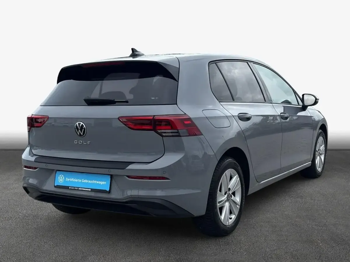 Gebraucht VW Golf VIII Life 131 PS (96 kW) 2022 Grau Limousine