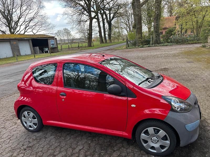 Gebraucht Toyota Aygo 68 PS (50 kW) 2006 Rot Kleinwagen