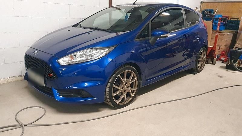 Blau Gebraucht 2016 Ford Fiesta ST Kleinwagen | 10.950 € (Fairer Preis) - Bild 1/4