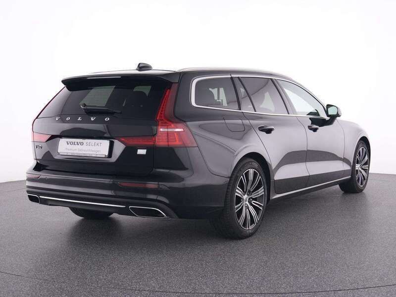 Gebraucht Volvo V60 Core 349 PS (256 kW) 2022 Schwarz onyx black / metallic Kombi
