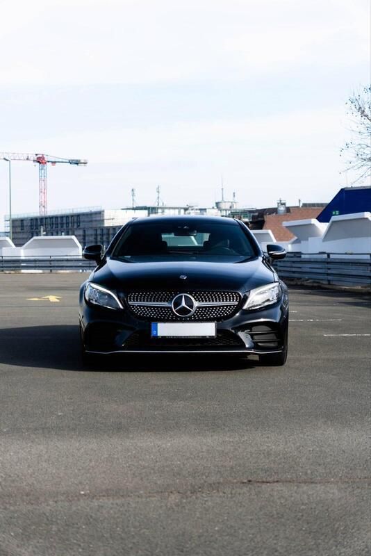 Schwarz Gebraucht 2019 Mercedes C200 AMG line Coupé | 23.000 € (Superpreis) - Bild 1/4