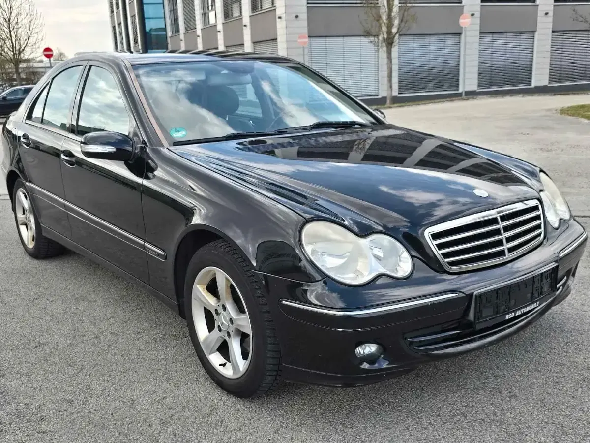 Second-hand Mercedes C220 Avantgarde 150 CP (110 kW) 2005 Negru Berlinǎ