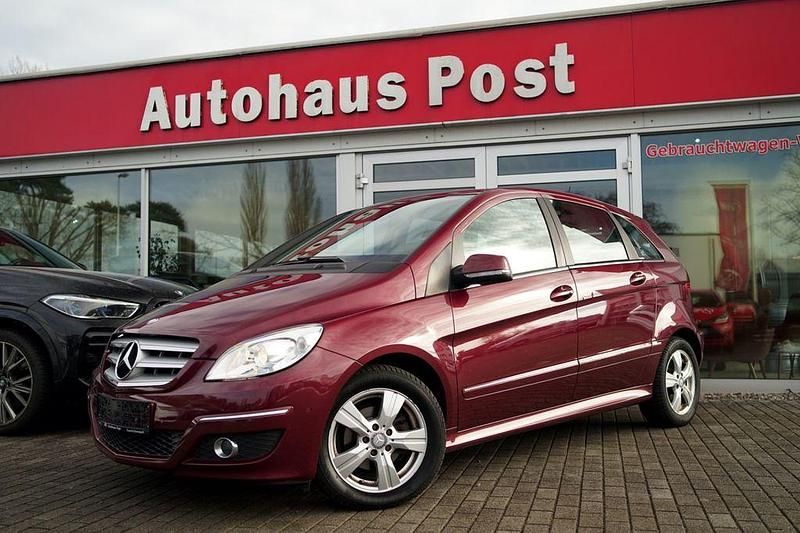 Gebraucht Mercedes B180 116 PS (85 kW) 2011 Rot Van / Kleinbus