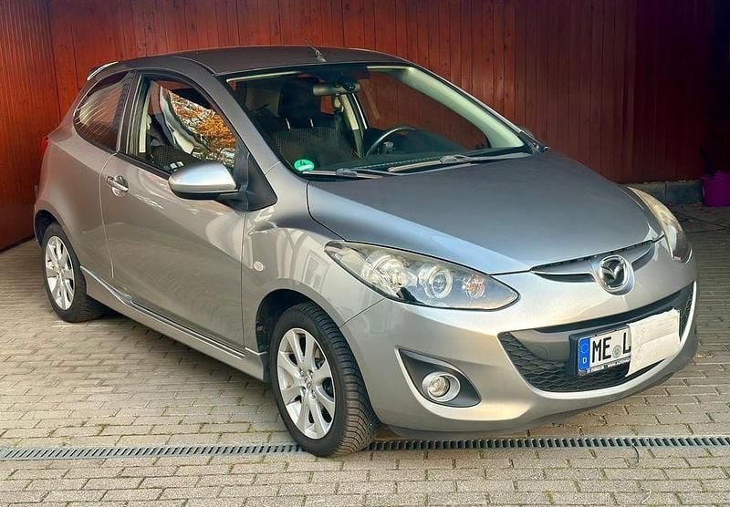 Silber Gebraucht 2013 Mazda 2 Sports-Line Limousine | 4.750 € (Fairer Preis) - Bild 1/4