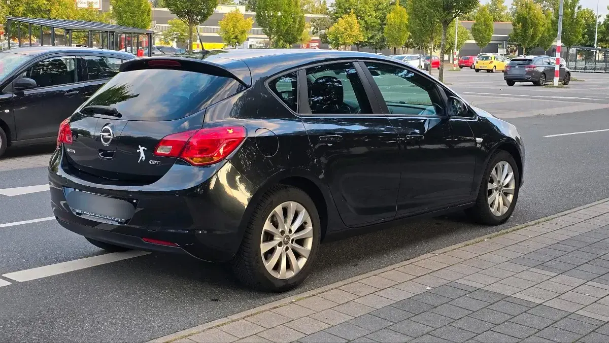 Gebraucht Opel Astra 125 PS (91 kW) 2012 Schwarz Limousine