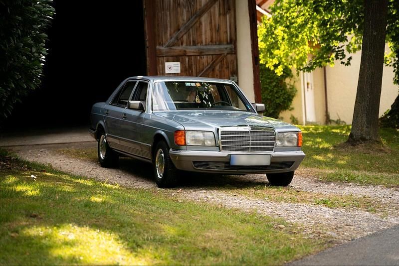 Blau Gebraucht 1980 Mercedes E280 Limousine | 11.950 € - Bild 1/4