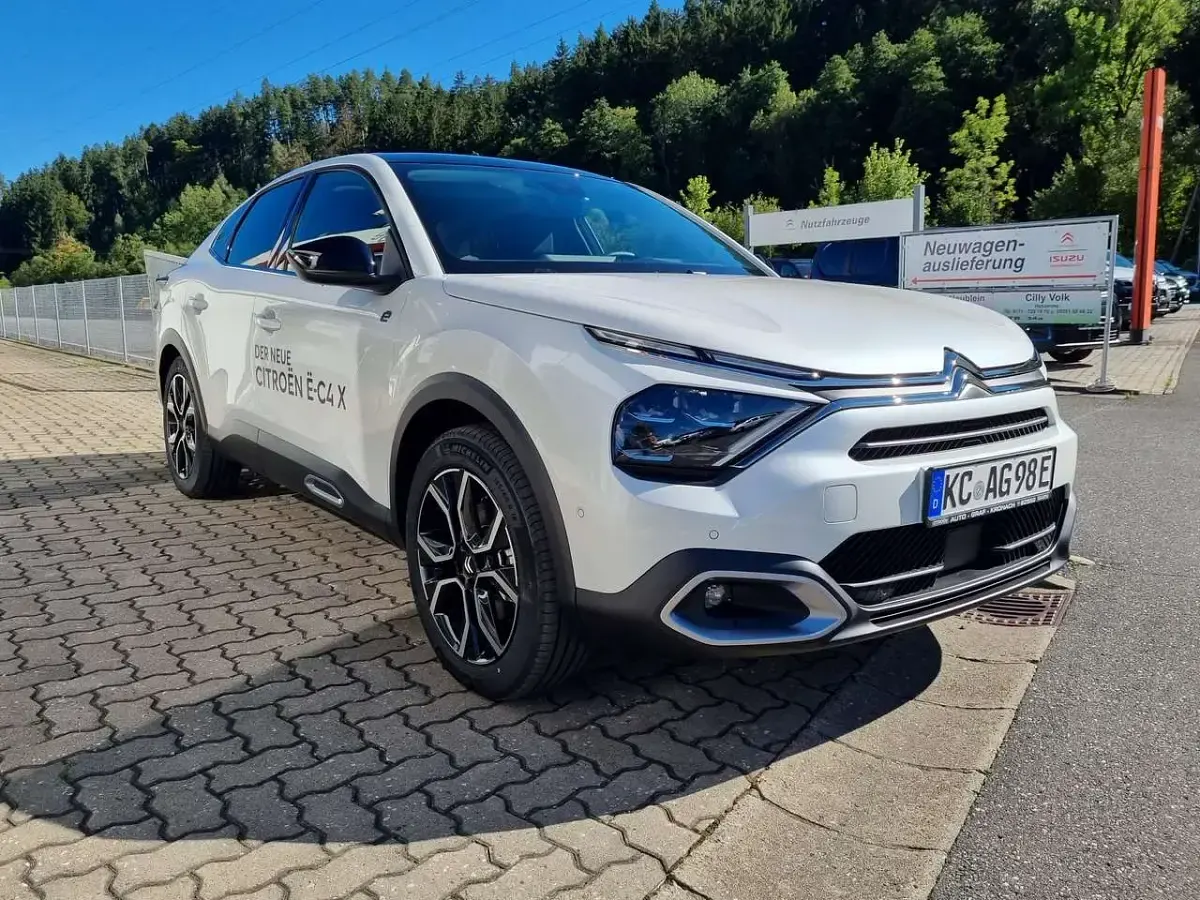 Używany Citroën e-C4 Shine 100 kW (136 KM) 2023 Biały Sedan/Limuzyna