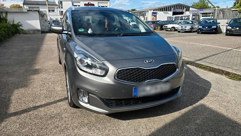 Grau Gebraucht 2015 Kia Carens Van / Kleinbus | 9.850 € (Fairer Preis) - Bild 1/4