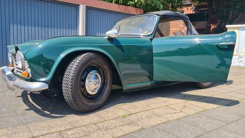 Grün Gebraucht 1966 Triumph TR4 Cabrio | 22.990 € - Bild 1/4