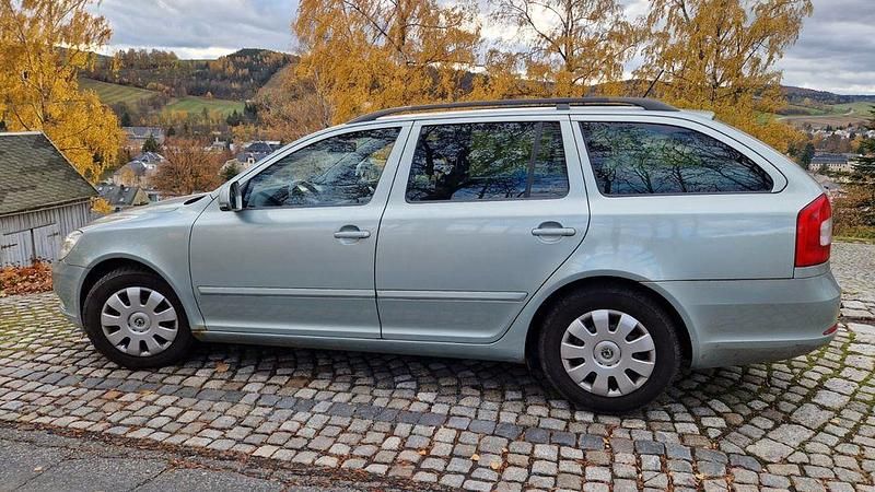 Grün Gebraucht 2011 Skoda Octavia Family Kombi | 5.900 € (Superpreis) - Bild 1/4