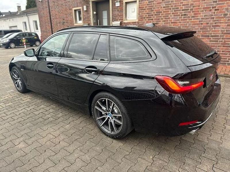Gebraucht BMW 320e Shadowline 204 PS (150 kW) 2023 Schwarz Kombi