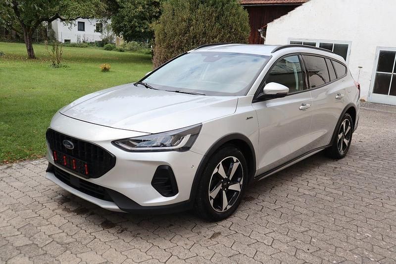 Silber Gebraucht 2022 Ford Focus Active Limousine | 10.990 € - Bild 1/4