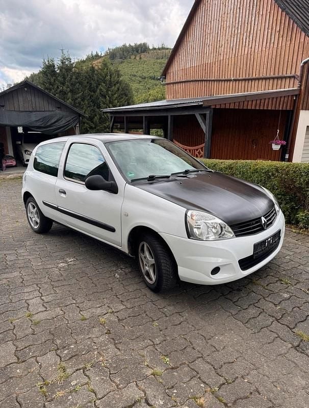 Weiß Gebraucht 2009 Renault Clio II Kleinwagen | 799 € (Superpreis) - Bild 1/4