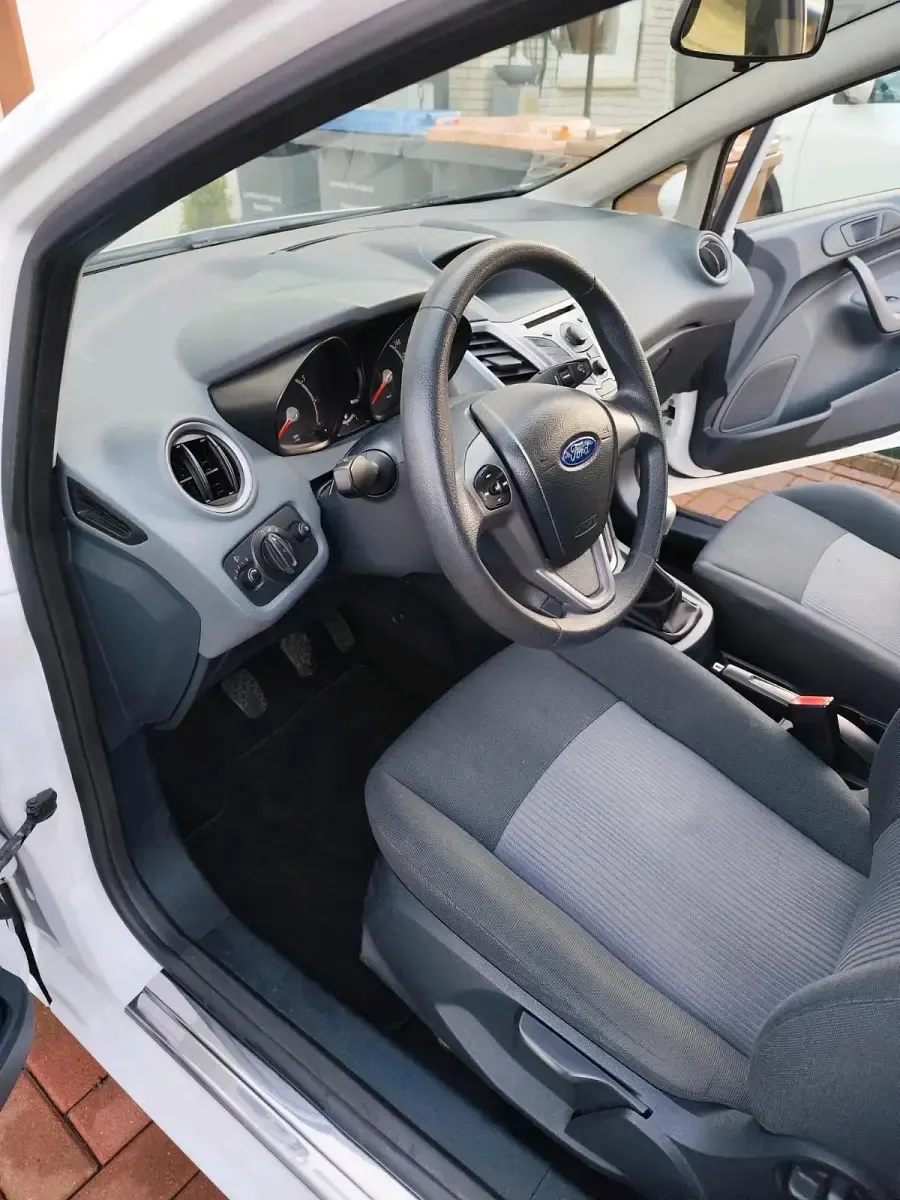 Gebraucht Ford Fiesta 60 PS (44 kW) 2010 Weiß Kleinwagen