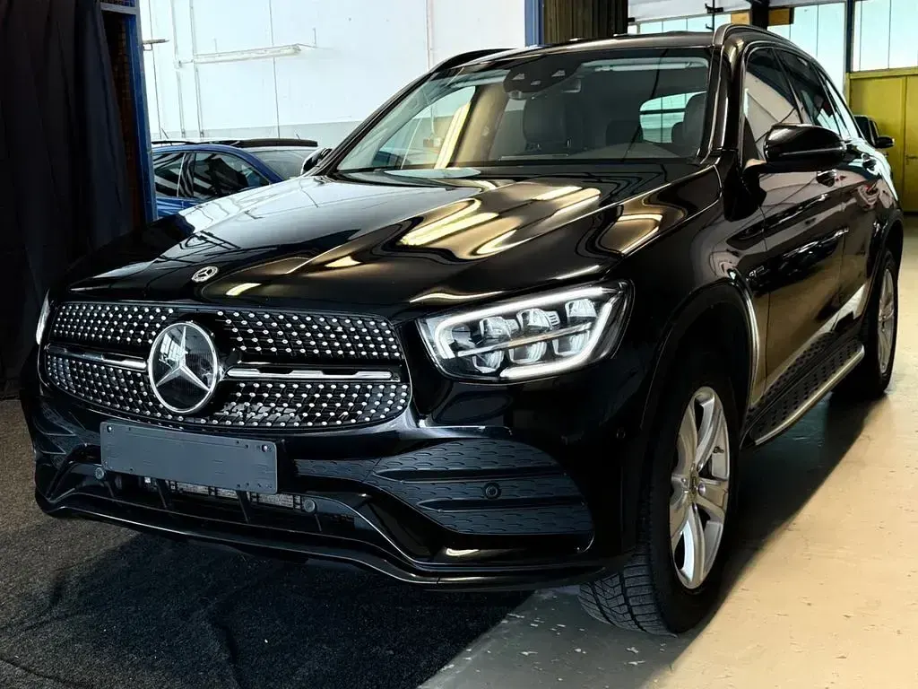 Gebraucht Mercedes GLC300e 194 PS (142 kW) 2021 Schwarz SUV