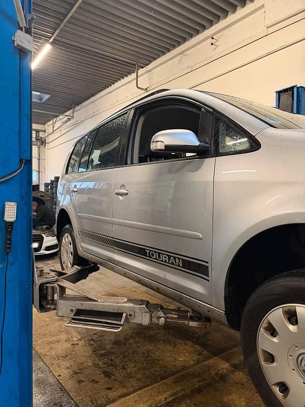 Gebraucht VW Touran 109 PS (80 kW) 2008 Silber Van / Kleinbus