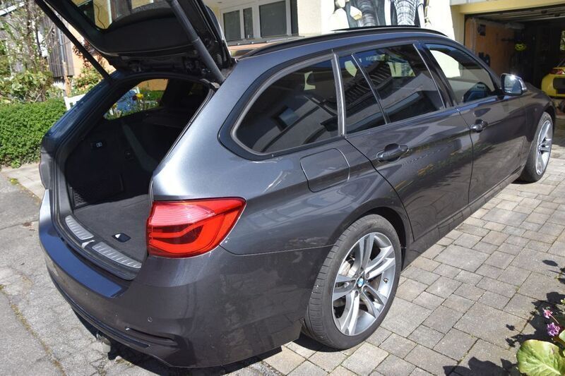 Grau Gebraucht 2019 BMW 320 Sport Line Kombi | 15.500 € (Superpreis) - Bild 1/4