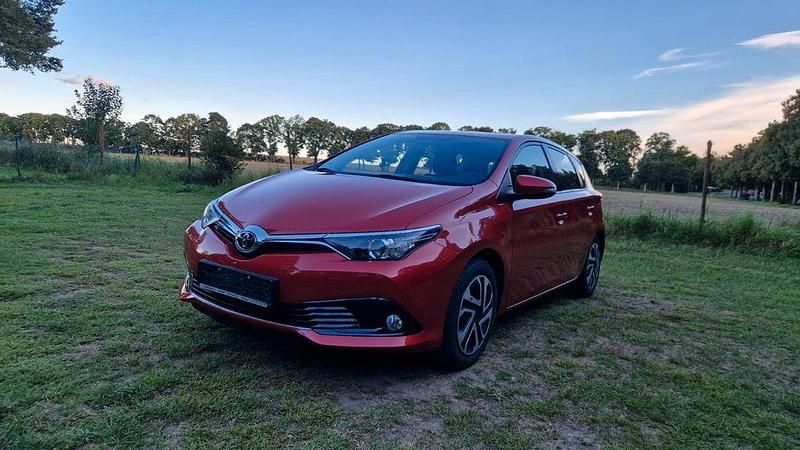 Rot Gebraucht 2016 Toyota Auris Comfort Limousine | 9.500 € (Fairer Preis) - Bild 1/4