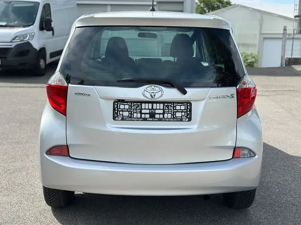 Gebraucht Toyota Verso-S Life 99 PS (72 kW) 2012 Silber Van / Kleinbus